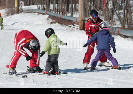 Ersten Skikurs von Alix, ein dreijähriger aus Montreal, die kam mit seinen Eltern für seine ersten privaten Skikurs The Ski Saint Bruno Station öffnen seit 1965 500 000 Studenten, die ihre Ski Abitur hat. Stockfoto