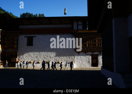 Paro Dzong, eine schöne Burg, wunderbare bhutanesischen Baustil in Hof, Touristen, 36MPX, HI-RES Stockfoto