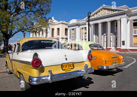 Alten 1950er Jahre amerikanische Oldtimer / Yank Tank geparkt vor der City Hall an Cienfuegos, Kuba, Karibik Stockfoto