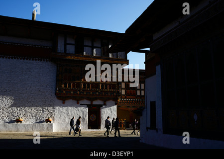 Paro Dzong, eine schöne Burg, wunderbare bhutanesischen Baustil in Hof, Touristen, 36MPX, HI-RES Stockfoto