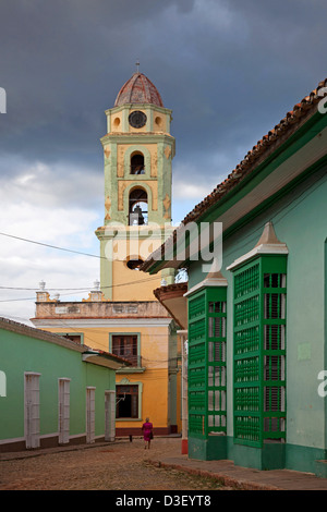 Pastell farbigen Häuser mit Barrotes und Bell Turm der Kirche Iglesia y Convento de San Francisco in Trinidad, Kuba Stockfoto