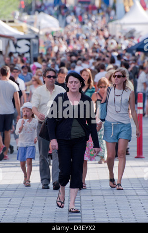 Nachdenkliche Frau zu Fuß auf ein Teil Ste Catherine Street, die geschlossen ist, Automobile in den Sommermonaten. Montreal, Kanada. Stockfoto