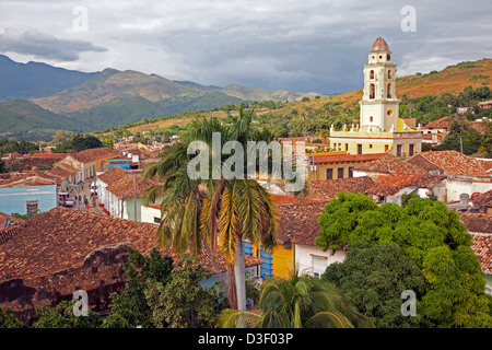 Blick über Trinidad und der Glockenturm der Iglesia y Convento de San Francisco / Kirche und Kloster des Heiligen Franziskus, Kuba Stockfoto