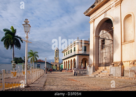 Plaza Mayor und Bell Tower der Iglesia y Convento de San Francisco / Kirche und Kloster des Heiligen Franziskus in Trinidad, Kuba Stockfoto