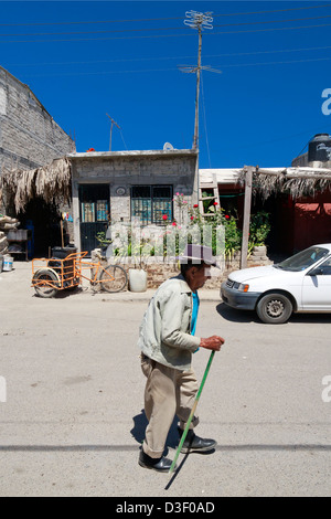 Alter Mann zu Fuß auf einer Straße von Corral del Risco, Mexiko. Stockfoto