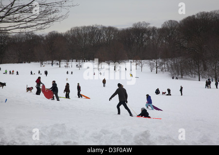 2013: Menschen und Familien genießen die ersten guten Schnee im Prospect Park; Brooklyn; NY. Stockfoto