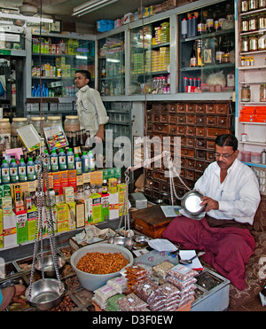 LAAD Basar oder Choodi Basar Altmarkt befindet sich rund um den historischen Charminar Hyderabad Indien Andhra Pradesh Stockfoto