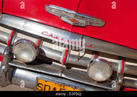 Nahaufnahme von Logo, Stoßfänger und Kühlergrill des roten alten 1950er Jahre amerikanische Chevrolet Oldtimer / reißen Tank in Trinidad, Kuba, Karibik Stockfoto