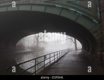 Nebligen Morgen entlang der Wasserstraße im Prospect Park in Brooklyn, New York. Stockfoto