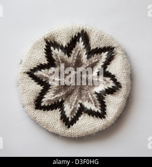 Nahaufnahme von einem isländischen Wolle gestrickt Barett hut mit einer abstrakten Design handmade in Island, Europa, Isländische wollsachen Muster Nahaufnahme Stockfoto