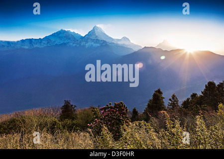 Wunderschönen Sonnenaufgang im Himalaya-Gebirge Stockfoto