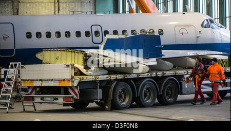Arbeiter laden einen Flügel eine VFW 614 auf einem LKW in Halle 3 auf dem ehemaligen Flughafen Tempelhof in Berlin, Deutschland, 18. Februar 2013. Das Flugzeug das Deutsche Technikmuseum auf einzelne Teile gebrochen ist und zu seiner neuen Messestandort in Werneuchen transportiert. Foto: Hannibal Hanschke Stockfoto