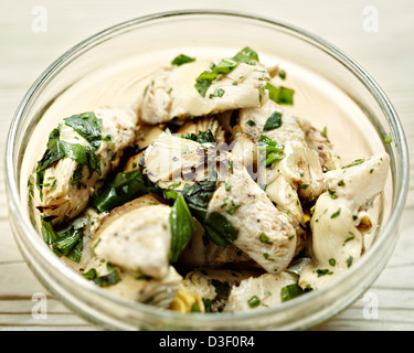 Artischocke anti Pasta Glas Schüssel Basilikum garnieren Stockfoto