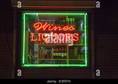 Leuchtreklame in einem Alkohol-Schaufenster in Brooklyn, New York. Stockfoto