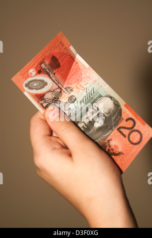 Mädchens Hand Holding $20 australische 20-Dollar-Banknote Stockfoto