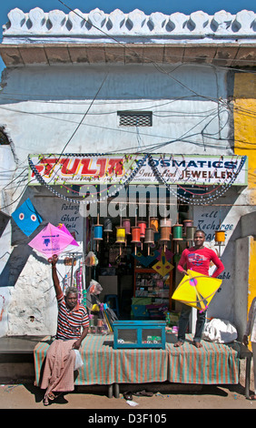 Kite Shop Drachen junge jungen Kind Kinder Indien Hyderabad Andhra Pradesh Stockfoto