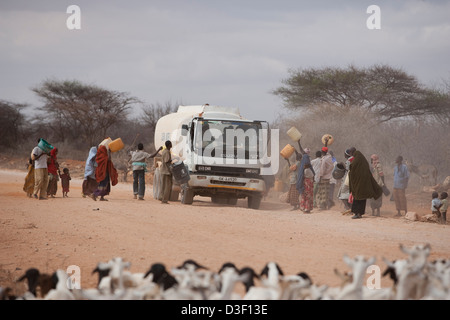 GURAH, nördlich von ELWAK Osten KENIAS, 1. September 2009: nördliche Hilfe Wasser Tanker kommt auf Gurah für Hirten. Stockfoto