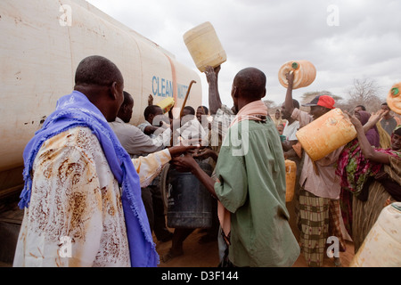 GURAH, nördlich von ELWAK Osten KENIAS, 1. September 2009: nördliche Hilfe Wasser Tanker kommt auf Gurah für Hirten. Stockfoto