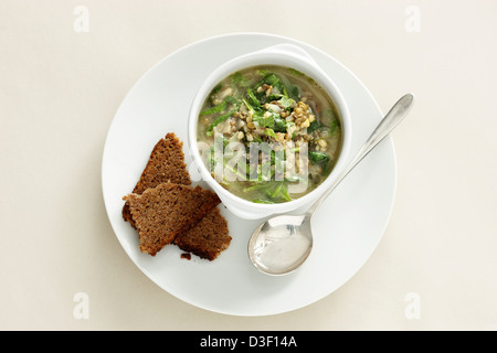 Mung Bohnen Spinat Suppe Schwarzbrot Stockfoto