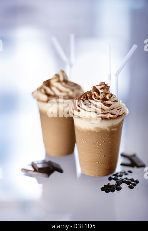 2 gekühlte Cappuccinos Schlagsahne Kakaopulver Stockfoto