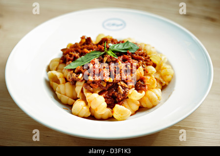 Schüssel mit Conchiglie Pasta Pilzsauce Basilikum Stockfoto