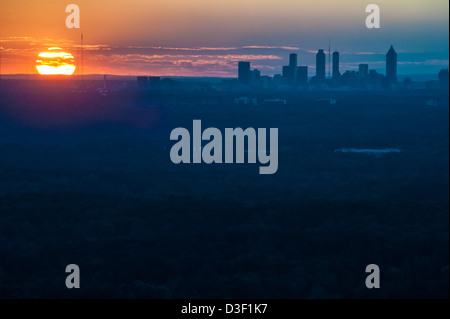 Skyline von Atlanta gebadet in den satten Farben des Sonnenuntergangs. Atlanta, Georgia, USA. (Negative Raum für Kopie) Stockfoto