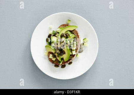 Avocado Roggenbrot Kürbiskerne Gurke Frühstück Stockfoto