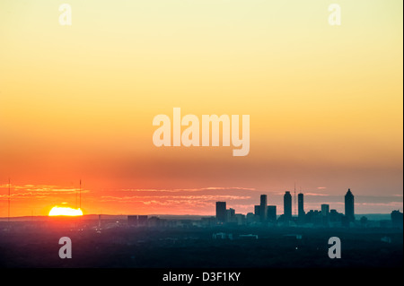 Skyline von Atlanta gebadet in den satten Farben des Sonnenuntergangs. Atlanta, Georgia, USA. (Negative Raum für Kopie) Stockfoto