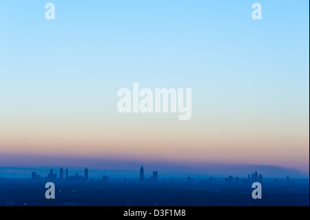 Skyline von Atlanta in die satten Farben der Dämmerung getaucht. Atlanta, Georgia, USA. (Negative Raum für Kopie) Stockfoto