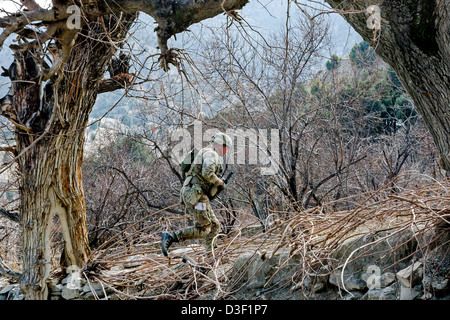 US Army Airborne Soldaten während einer Sicherheitspatrouille in einem abgelegenen Dorf Kote Kheyl 31. Januar 2013 in Khowst Provinz, Afghanistan einen Hang hinauf laufen. Stockfoto