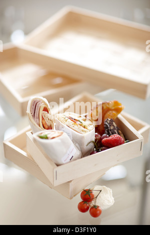 kleine Box Sandwich wickelt Obst Gebäck Stockfoto