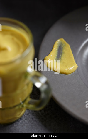 Traditionellen gelben Senf Bier Becher Glas Stockfoto