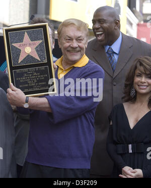 30. Oktober 2006 stirbt am 80..FILE Foto - Hollywood, Kalifornien, USA - Lakers-Besitzer Jerry Buss... Jerry Buss, Besitzer der Los Angeles Lakers professioneller Basketball-Team, hält eine Plakette als er steht auf seinem neu enthüllt Stern auf dem Hollywood Walk of Fame in Hollywood, Kalifornien 30 Oktober 2006.ARMANDO ARORIZO/PI. (Kredit-Bild: © Armando Arorizo/Prensa Internacional/ZUMAPRESS.com) Stockfoto