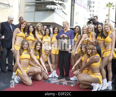 30. Oktober 2006 stirbt am 80..FILE Foto - Hollywood, Kalifornien, USA - Lakers-Besitzer Jerry Buss... Jerry Buss (C), Besitzer der Los Angeles Lakers-professioneller Basketball-Team, hält eine Tafel, wie er mit den Cheerleadern Laker Mädchen darstellt, nach seinen Stern auf dem Hollywood Walk of Fame vorgestellt 30. Oktober 2006 in Los Angeles wurde... ARMANDO ARORIZO/PI. (Kredit-Bild: © Armando Arorizo/Prensa Internacional/ZUMAPRESS.com) Stockfoto