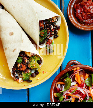 Brokkoli-schwarze Bohnen-Feta-tortillas Stockfoto