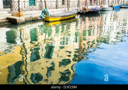 Bunte Canal Reflexionen von Gebäuden in Venedig Stockfoto