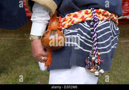 Mann trägt Happi Mantel trägt Kürbis und Jingle Bells Zubehör an seinem Gürtel an Sagami kein Otako Matsuri Kite Festival in Japan Stockfoto