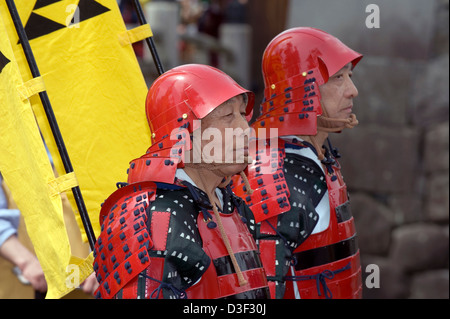 Alten Samurai-Krieger tragen traditionelle Rüstung und Durchführung Banner marschieren in Odawara Hojo Godai Matsuri Festival in Japan Stockfoto