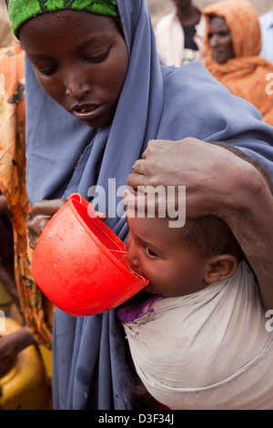 GURAH, nördlich von ELWAK Osten KENIAS, 1. September 2009: nördliche Hilfe Wasser Tanker kommt auf Gurah für Hirten. Stockfoto