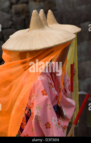 Drei Jungfrauen, die traditionellen Kimono, Wide-umrandeten Strohhüte und seidigen Schleier tragen, während die Odawara Hojo Godai Matsuri festival Stockfoto