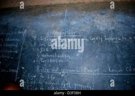 Worte für eine Staatsbürgerschaft-Klasse auf eine alte Tafel in einer Schule in Kenia geschrieben. Stockfoto