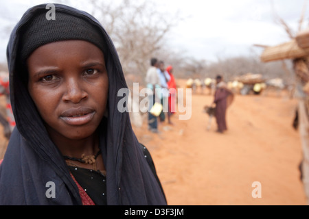 GURAH, nördlich von ELWAK Osten KENIAS, 1. September 2009: eine Hirtenbevölkerung Familie Rückkehr mit ihren Kamelen aus Äthiopien Stockfoto