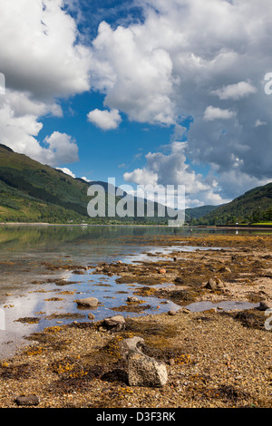 Loch Long mit Hillslide Spiegelungen Schottland Stockfoto