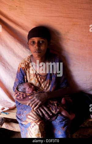 GURAH, nördlich von ELWAK Osten KENIAS, 1. September 2009: Fatuma Adan, 25 mit ihrem Neugeborenen Baby, Halima, Stockfoto