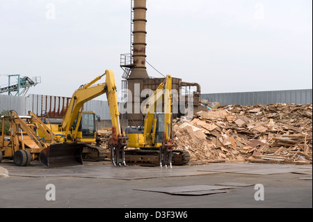 Große, schwere Maschinen und Haufen von Altholz in einem recycling-Center in Shizuoka Holzprodukte. Stockfoto