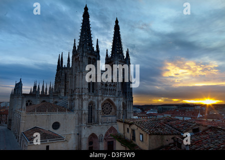 Nachtansicht der gotischen Kathedrale von Burgos in Spanien Stockfoto