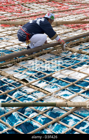 Mann Bindungen Papier Kite Haut Bambusrahmen in Vorbereitung auf die Sagami keine Otako Matsuri Riesen Drachenfest in Sagamihara, Japan Stockfoto
