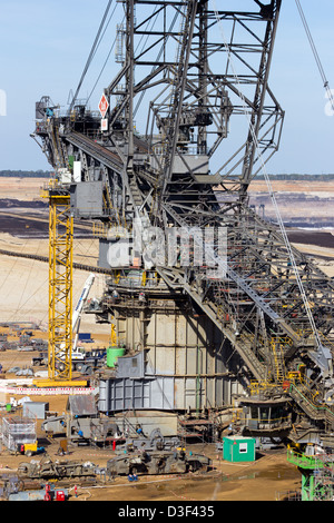 Große Schaufelradbagger wird in Garzweiler Braunkohle mine bauen. Köln, Deutschland Stockfoto