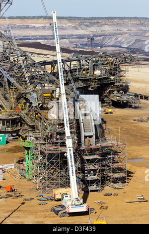 Große Schaufelradbagger wird in Garzweiler Braunkohle mine bauen. Köln, Deutschland Stockfoto