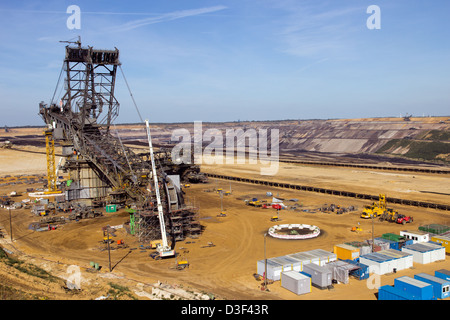 Große Schaufelradbagger wird in Garzweiler Braunkohle mine bauen. Köln, Deutschland Stockfoto